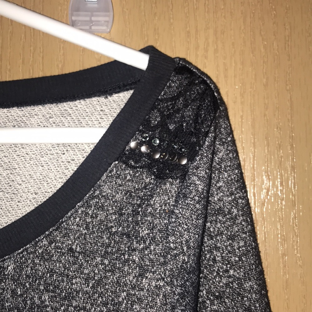 Sz med wide neck crop top sweater w lace detail on shoulders